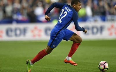 IM电竞精华-克鲁格进球后全队围抱他